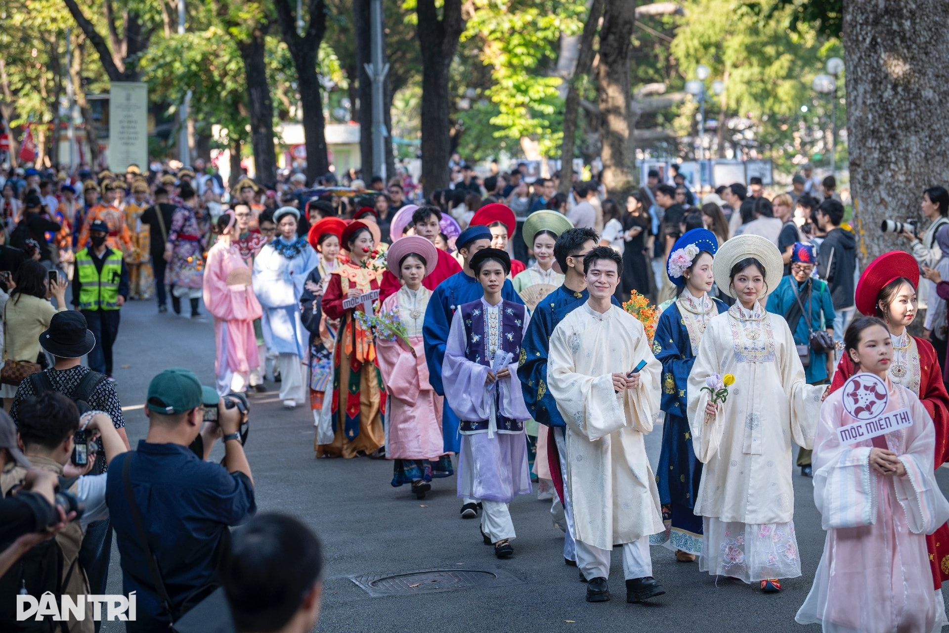 Hơn 1.000 người diễu hành cổ phục, khoe sắc rực rỡ quanh hồ Hoàn Kiếm - 15 Hơn 1.000 người diễu hành cổ phục, khoe sắc rực rỡ quanh hồ Hoàn Kiếm - 15