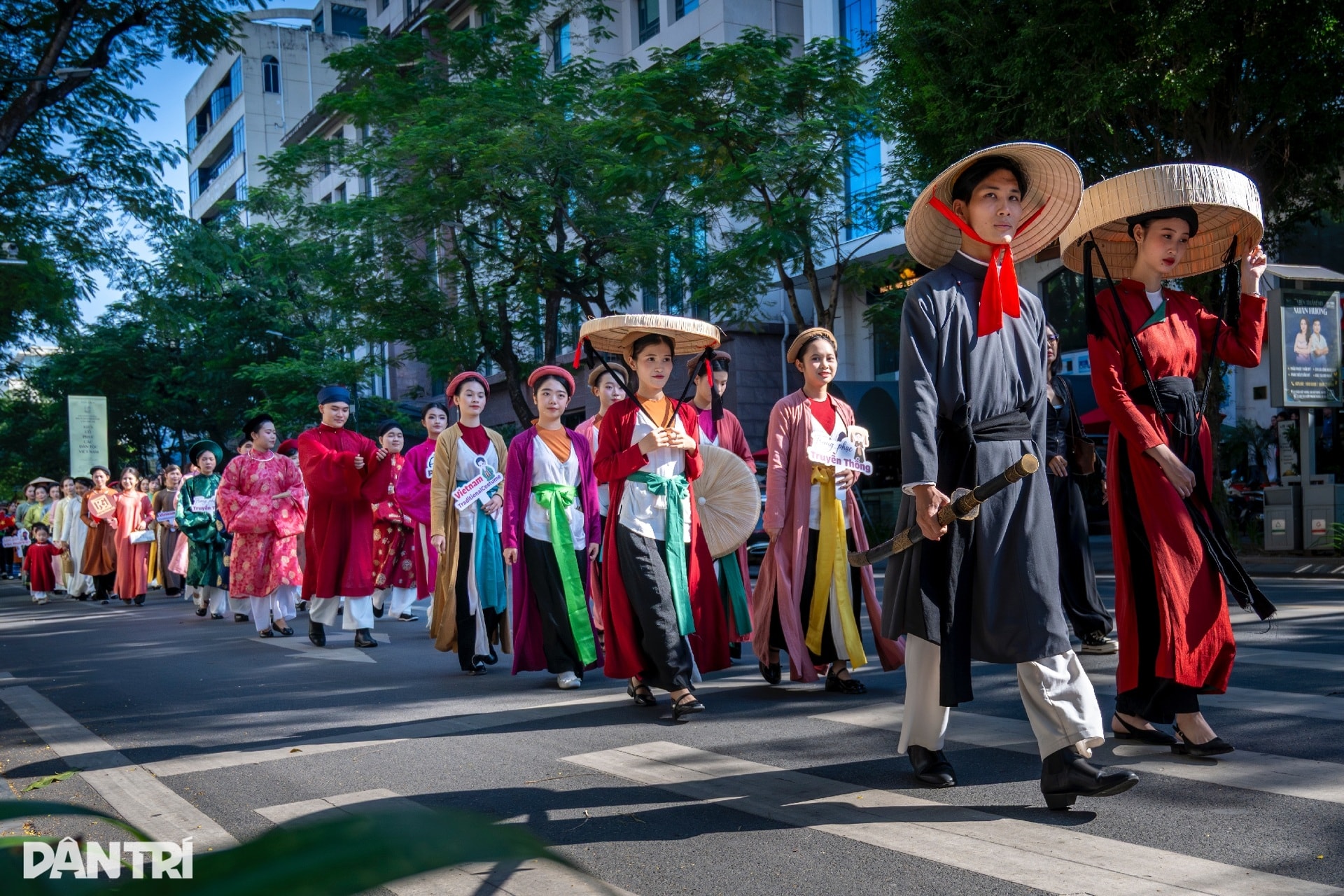 Hơn 1.000 người diễu hành cổ phục, khoe sắc rực rỡ quanh hồ Hoàn Kiếm - 2 Hơn 1.000 người diễu hành cổ phục, khoe sắc rực rỡ quanh hồ Hoàn Kiếm - 2