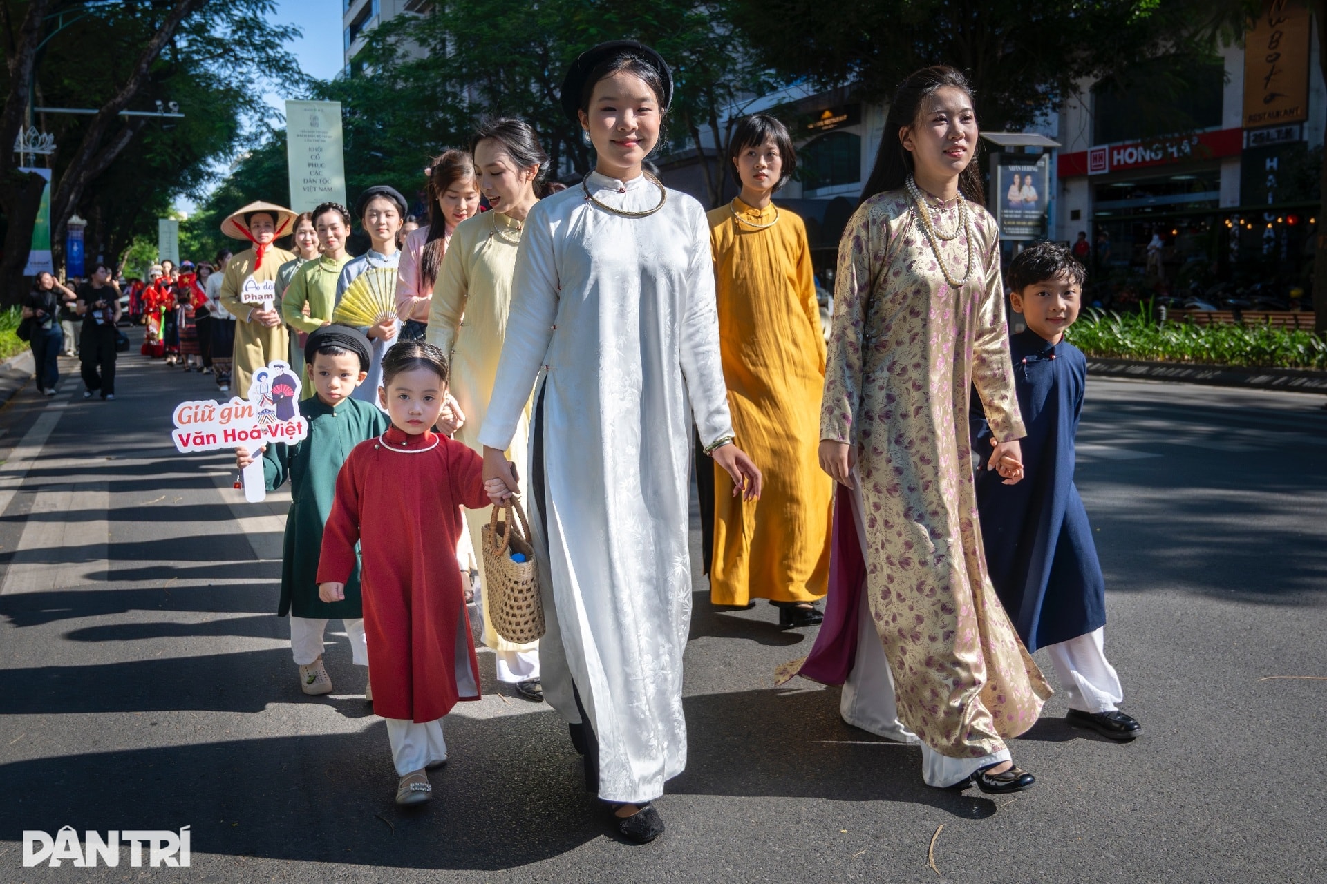 Hơn 1.000 người diễu hành cổ phục, khoe sắc rực rỡ quanh hồ Hoàn Kiếm - 12 Hơn 1.000 người diễu hành cổ phục, khoe sắc rực rỡ quanh hồ Hoàn Kiếm - 12