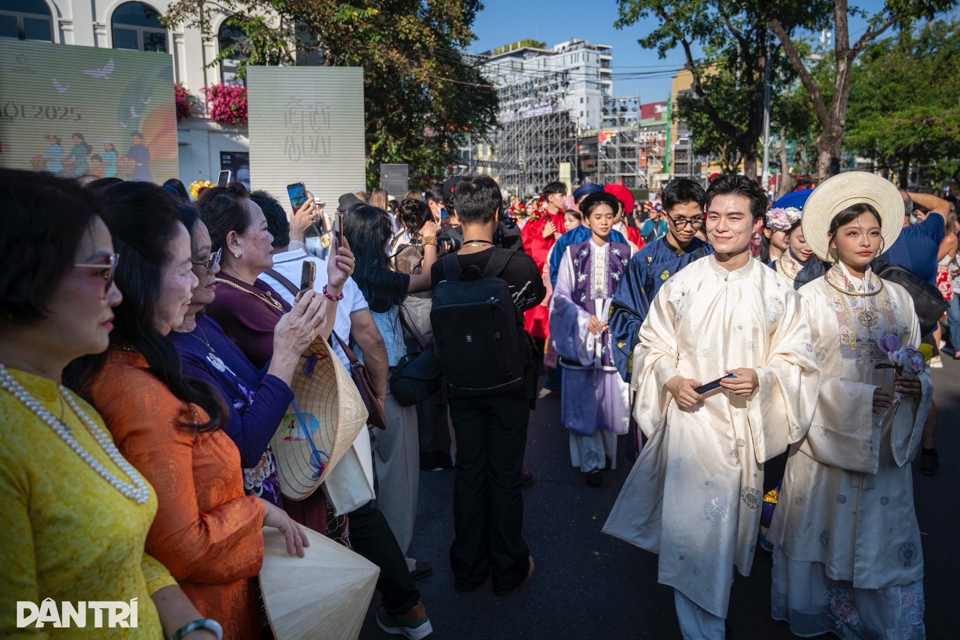 Hơn 1.000 người diễu hành cổ phục, khoe sắc rực rỡ quanh hồ Hoàn Kiếm - 13 Hơn 1.000 người diễu hành cổ phục, khoe sắc rực rỡ quanh hồ Hoàn Kiếm - 13