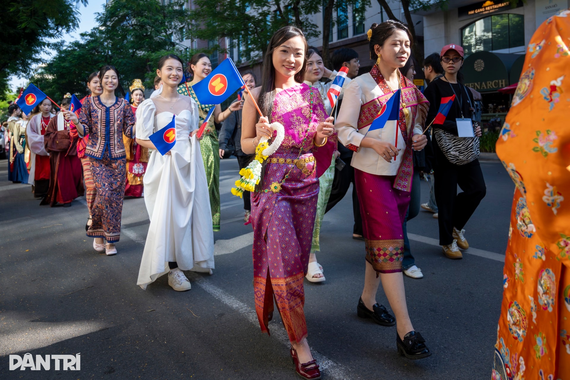 Hơn 1.000 người diễu hành cổ phục, khoe sắc rực rỡ quanh hồ Hoàn Kiếm - 8 Hơn 1.000 người diễu hành cổ phục, khoe sắc rực rỡ quanh hồ Hoàn Kiếm - 8