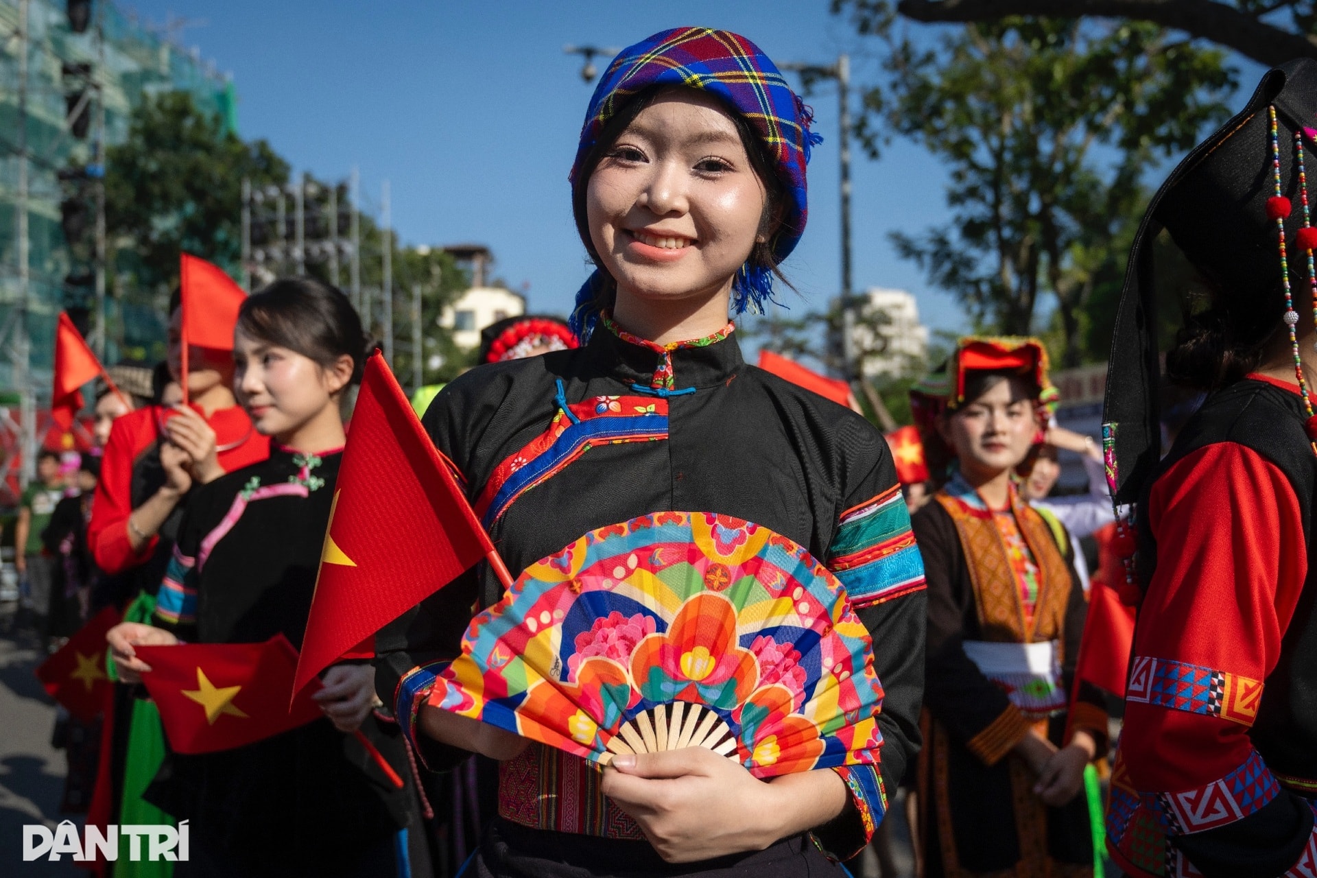 Hơn 1.000 người diễu hành cổ phục, khoe sắc rực rỡ quanh hồ Hoàn Kiếm - 9 Hơn 1.000 người diễu hành cổ phục, khoe sắc rực rỡ quanh hồ Hoàn Kiếm - 9