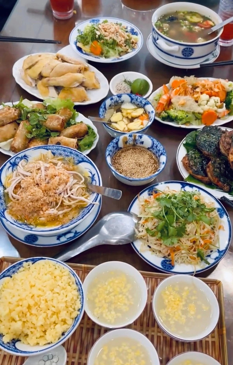 Vụ cỗ ở Bát Tràng 2,7 triệu đồng: Đắt ở chỗ ngồi, gấp đôi giá thường? - 1