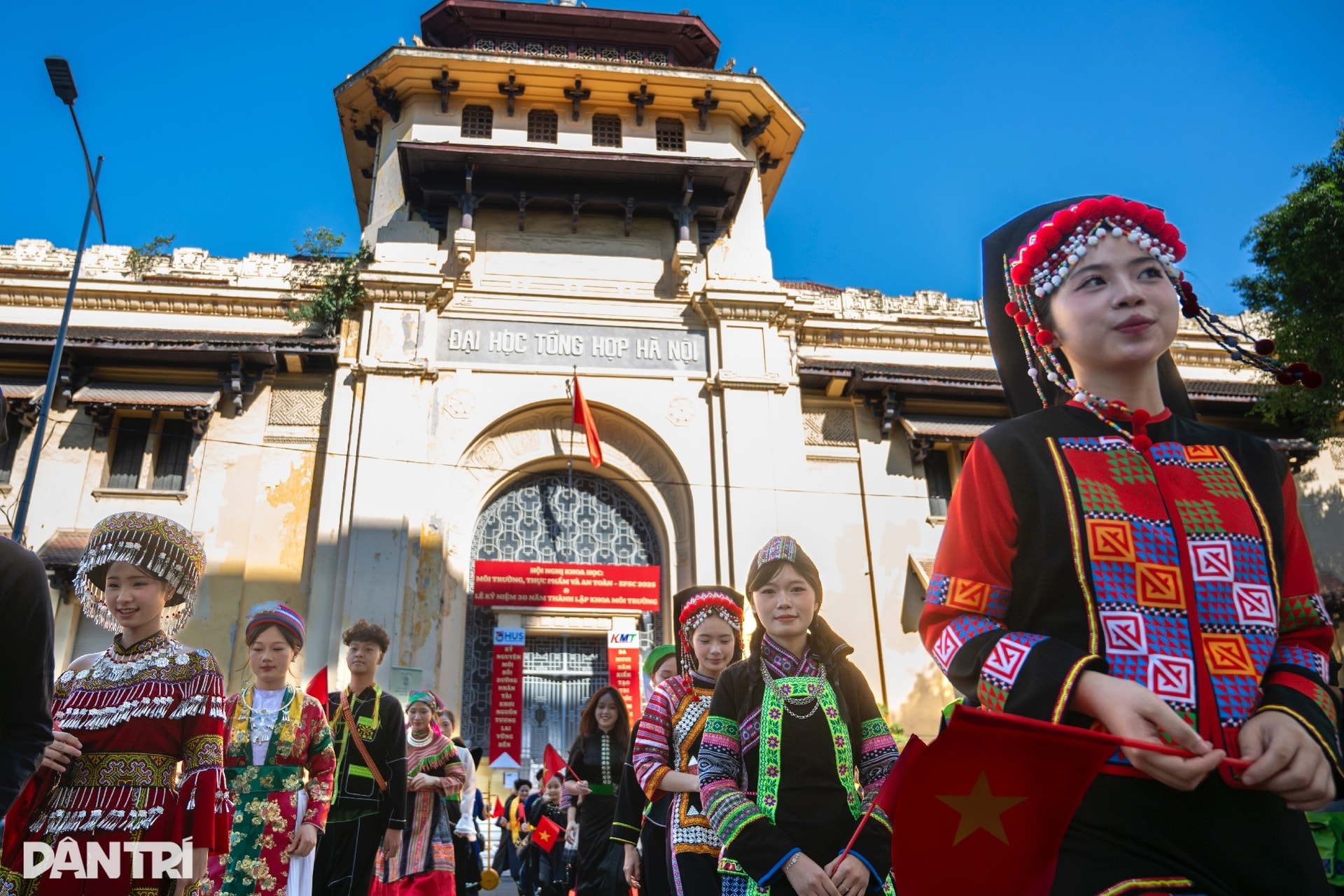 Hơn 1.000 người diễu hành cổ phục, khoe sắc rực rỡ quanh hồ Hoàn Kiếm - 1 Hơn 1.000 người diễu hành cổ phục, khoe sắc rực rỡ quanh hồ Hoàn Kiếm - 1