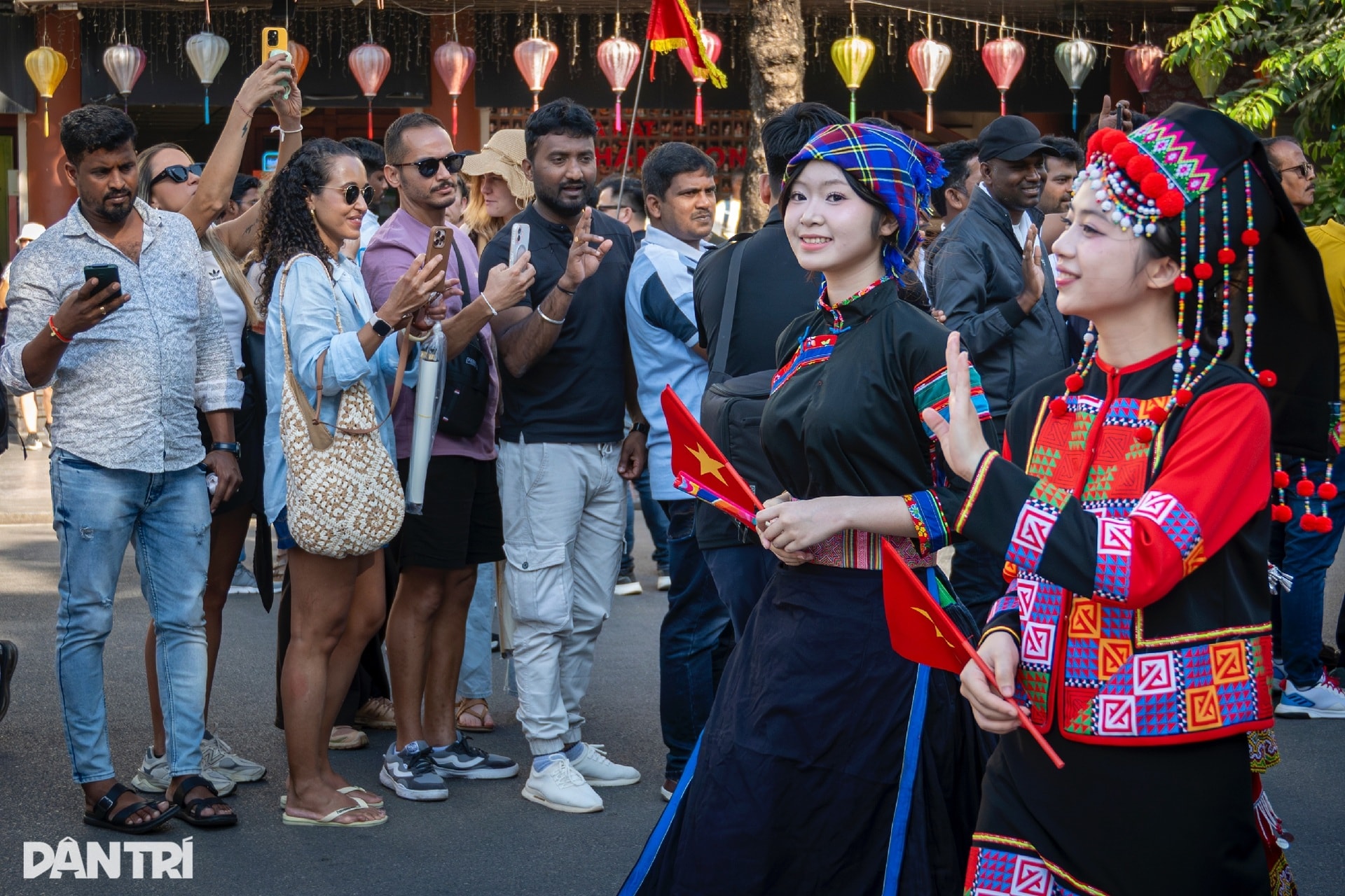 Hơn 1.000 người diễu hành cổ phục, khoe sắc rực rỡ quanh hồ Hoàn Kiếm - 14 Hơn 1.000 người diễu hành cổ phục, khoe sắc rực rỡ quanh hồ Hoàn Kiếm - 14