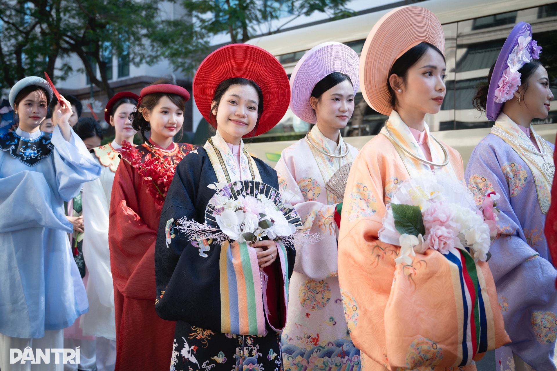 Hơn 1.000 người diễu hành cổ phục, khoe sắc rực rỡ quanh hồ Hoàn Kiếm - 4 Hơn 1.000 người diễu hành cổ phục, khoe sắc rực rỡ quanh hồ Hoàn Kiếm - 4
