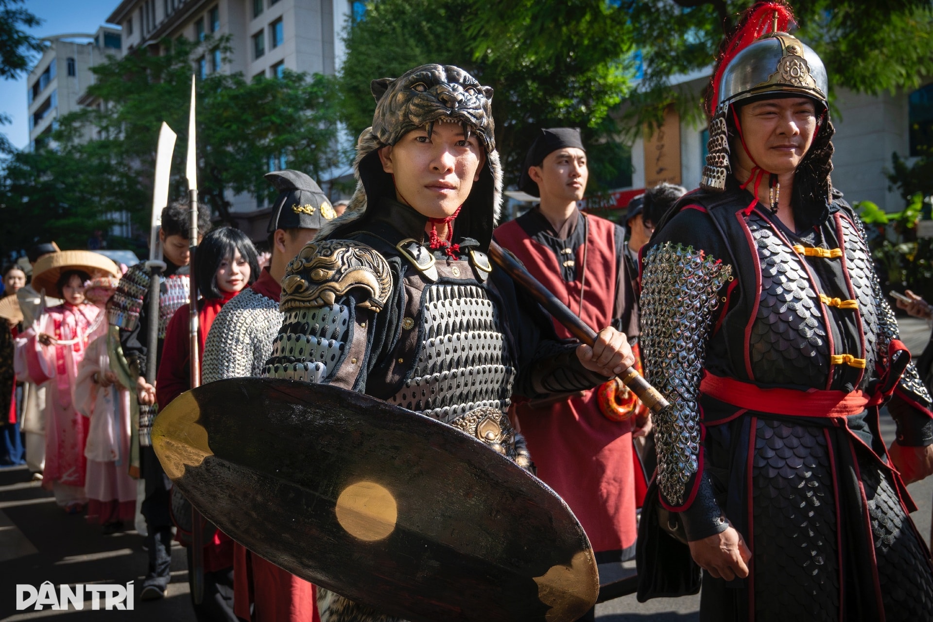 Hơn 1.000 người diễu hành cổ phục, khoe sắc rực rỡ quanh hồ Hoàn Kiếm - 6 Hơn 1.000 người diễu hành cổ phục, khoe sắc rực rỡ quanh hồ Hoàn Kiếm - 6