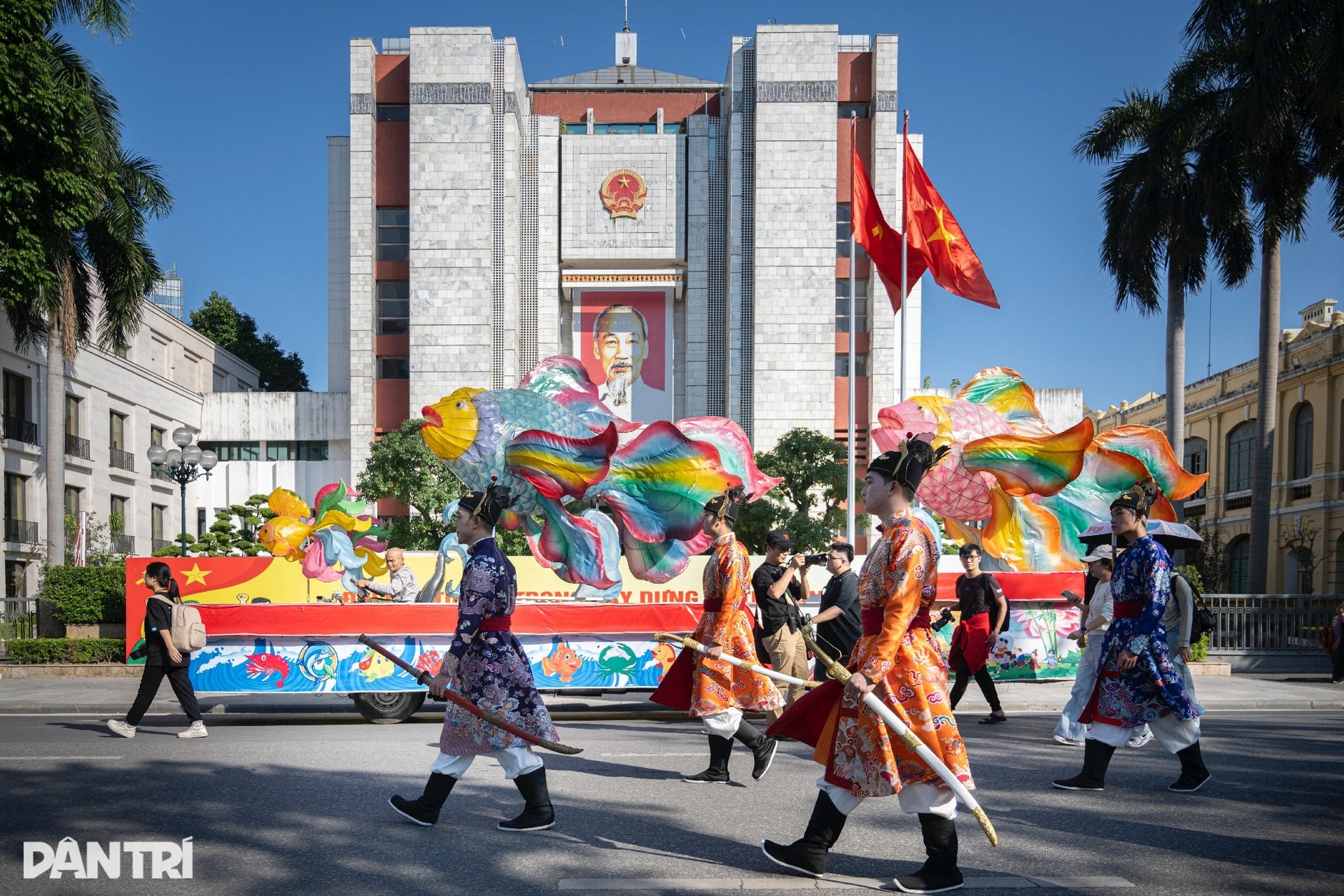 Hơn 1.000 người diễu hành cổ phục, khoe sắc rực rỡ quanh hồ Hoàn Kiếm - 11 Hơn 1.000 người diễu hành cổ phục, khoe sắc rực rỡ quanh hồ Hoàn Kiếm - 11