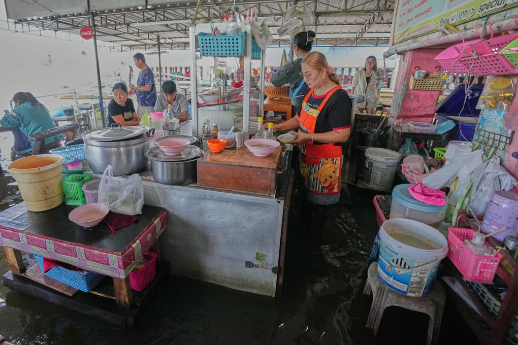 Nước lũ tràn vào ngập nhà, chủ tiệm vẫn kiếm bộn tiền nhờ dịch vụ khác lạ - 3 Nước lũ tràn vào ngập nhà, chủ tiệm vẫn kiếm bộn tiền nhờ dịch vụ khác lạ - 3