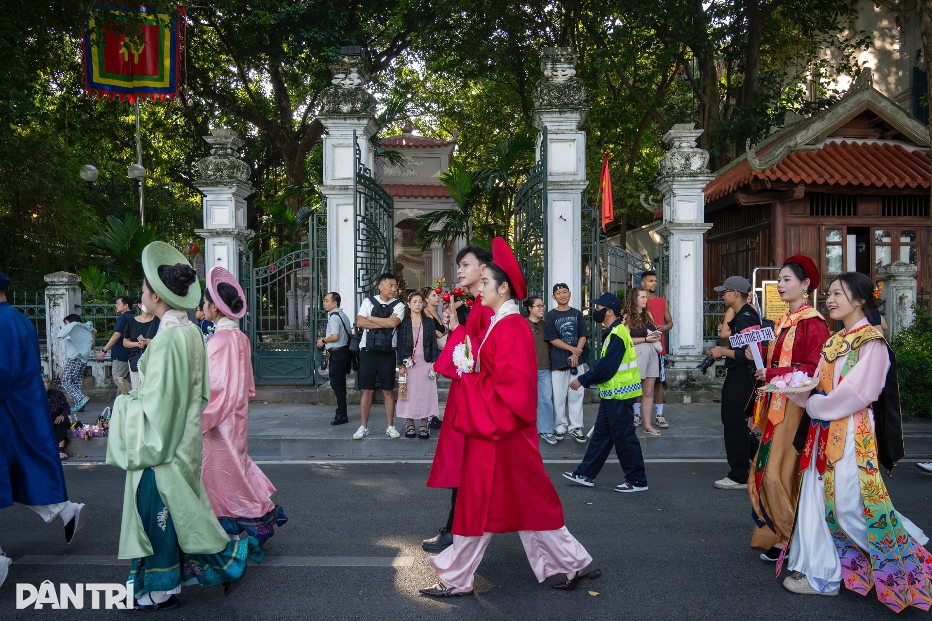 Hơn 1.000 người diễu hành cổ phục, khoe sắc rực rỡ quanh hồ Hoàn Kiếm - 10 Hơn 1.000 người diễu hành cổ phục, khoe sắc rực rỡ quanh hồ Hoàn Kiếm - 10