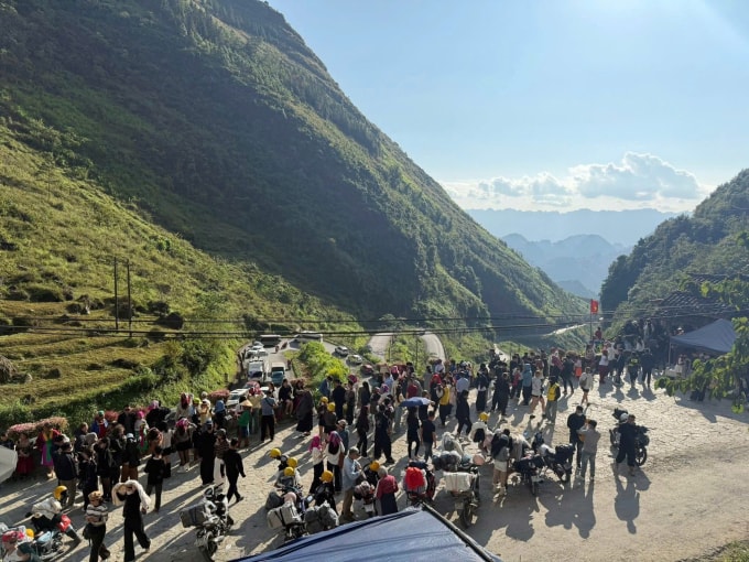 Du khách check in ở dốc Thẩm Mã. Ảnh: NT