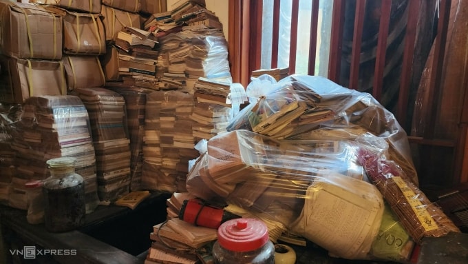 Những cuốn sách được anh Hữu bọc kỹ trong bao nylon. Ảnh: Võ Thạnh