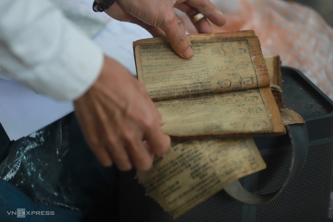 Cuốn sách cổ của ông Hữu bị hư hỏng sau trận lũ. Ảnh: Võ Thạnh