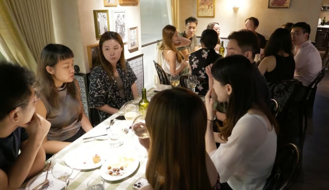 Những người lạ ăn tối trong bữa tối hộp mù. Ảnh: SCMP