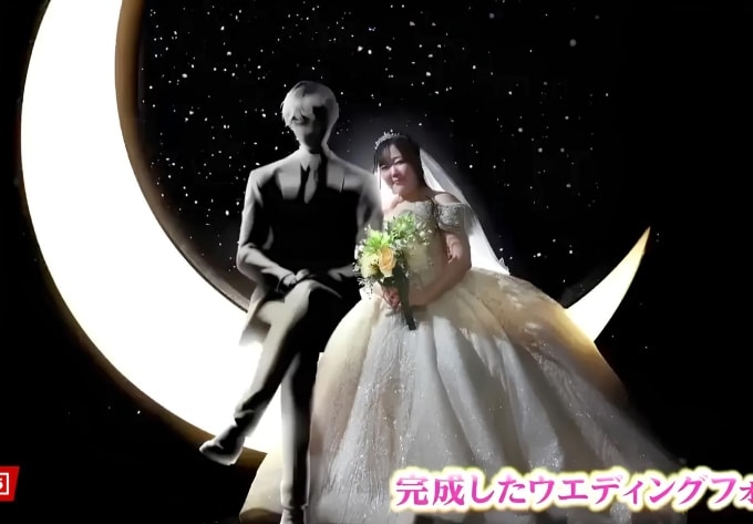 Cô dâu người Nhật Bản Kano chụp ảnh với chú rể AI. Ảnh: Đài phát thanh RSK Sanyo