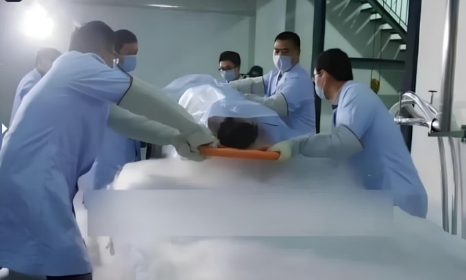 Zhan Wenlian được đưa vào bình chứa đông lạnh, năm 2017. Ảnh: Wenxuecity