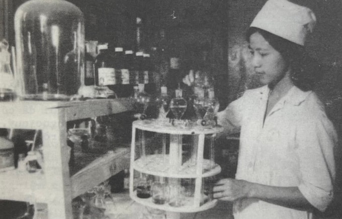 Bà Trần Lưu Vân Hiền ngày trẻ trong phòng thí nghiệm. Ảnh: Sách Nhìn lại những thu xanh