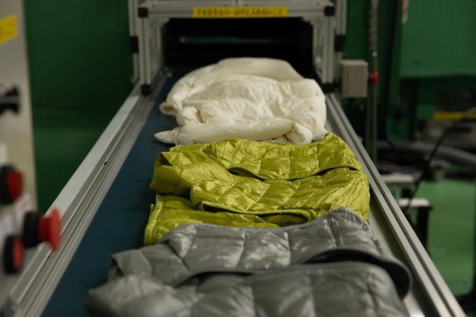 Dây chuyền tái chế áo khoác chần bông tại Toray Research Center, Nhật Bản. Ảnh: Uniqlo