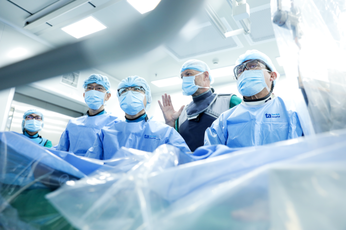 Các bác sĩ trong phòng can thiệp cho bệnh nhân hẹp van động mạch chủ. Ảnh: Bệnh viện cung cấp