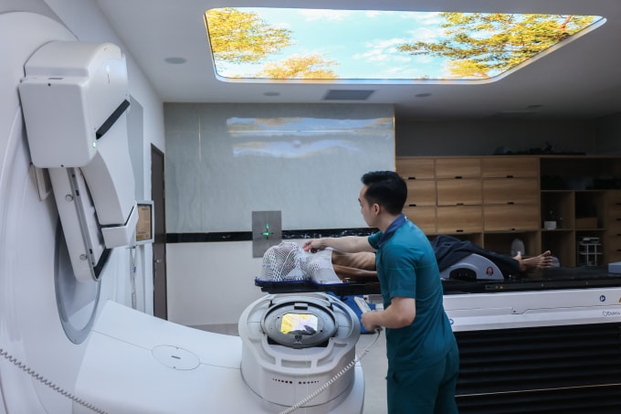 Bệnh nhân xạ trị ung thư tại Bệnh viện Ung Bướu TP HCM cơ sở 2. Ảnh: Quỳnh Trần