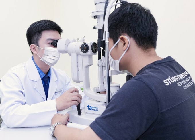 Bác sĩ Phúc kiểm tra mắt cho một nam thanh niên. Ảnh minh họa: Bệnh viện Đa khoa Tâm Anh