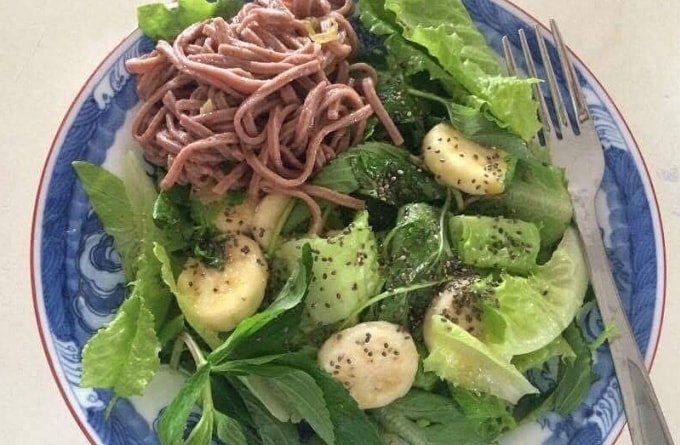 Rau, bún gạo lứt giàu chất xơ, dễ tiêu hóa cho buổi tối. Ảnh: Đức Hạnh