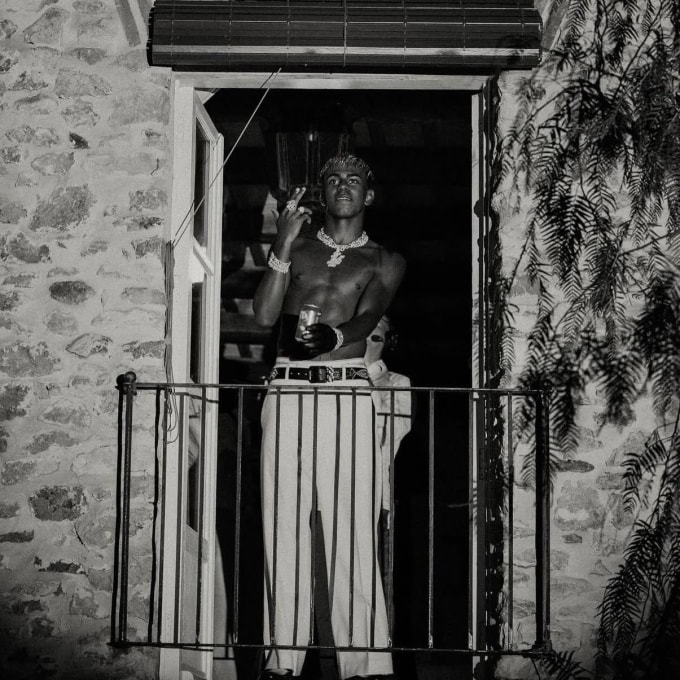 Yamal đứng trên ban công nhảy múa và dùng đồ uống trong bữa tiệc sinh nhật hồi tháng 7/2025. Ảnh: Instagram / Lamine Yamal