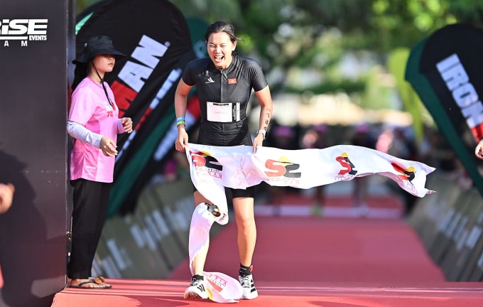 Nguyễn Thị Ánh Viên xuất sắc về nhất nhóm tuổi 25-29 tại cuộc thi 3 môn phối hợp Sunrise Sprint sáng 15/11 tại Phú Quốc. Ảnh: Sunrise Sprint