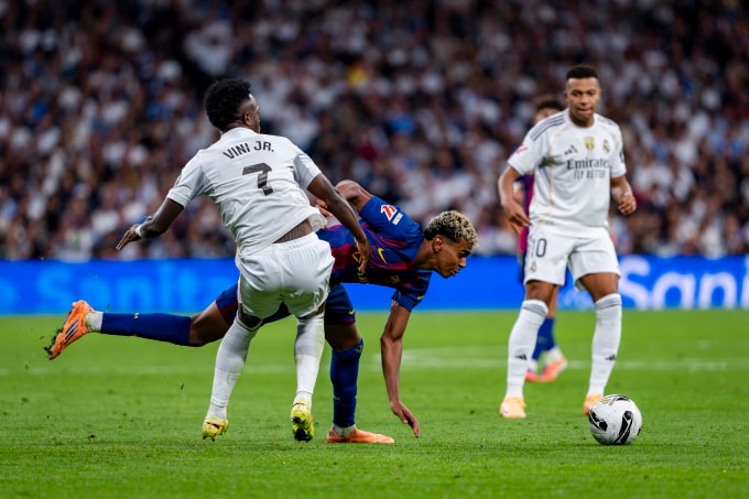 Yamal bị Vinicius truy cản trong trận Barca thua Real 1-2 ở vòng 10 La Liga trên sân Bernabeu ngày 26/10/2025. Ảnh: AFP