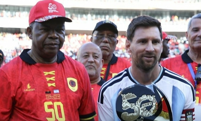 Messi nhận quà từ Tổng thống Angola Joao Lourenco (trái) trước trận Argentina gặp Angola trên sân 11 Tháng 11, thành phố Luanda, ngày 14/11/2025. Ảnh: FlashScore