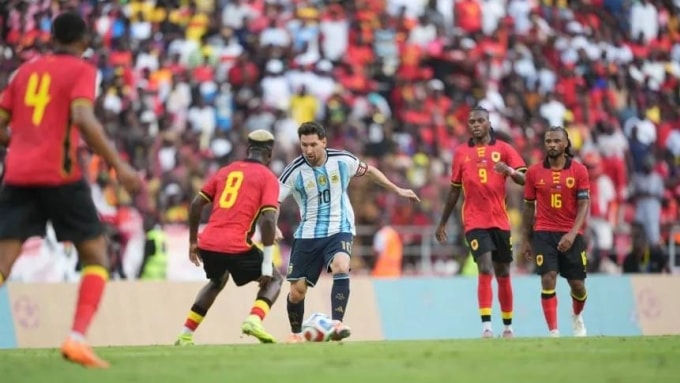 Messi (giữa) đi bóng trong trận giao hữu Angola 0-2 Argentina ở Luanda, Angola tối 14/11. Ảnh: AFA