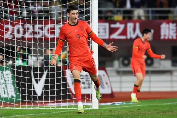 Tiền đạo Trung Quốc Baihelaimu Abuduwaili lập cú đúp trong trận thắng Hàn Quốc 2-0 ở lượt hai giải giao hữu U22 Panda Cup 2025 trên sân Song Lưu, Thành Đô, tỉnh Tứ Xuyên, Trung Quốc ngày 15/11/2025. Ảnh: CFA