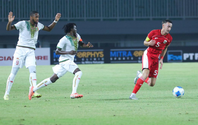 Tiền vệ Indonesia gốc Hà Lan Iver Jenner (áo đỏ) thi đấu trong trận giao hữu thua Mali 0-3 ở sân Pakansari, Indonesia ngày 15/11/2025. Ảnh: Bola.