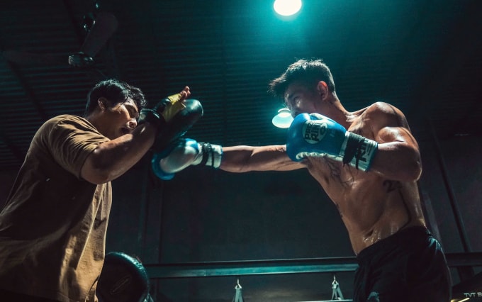 Trần Văn Thảo (phải) tập luyện cùng HLV để chuẩn bị cho trận so găng với Kwanchai Pliankhunthod . Ảnh: NVCC