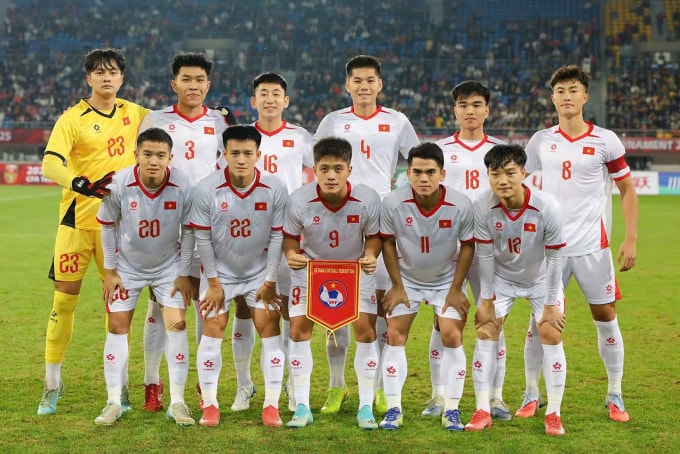 Đội hình xuất phát Việt Nam thắng Trung Quốc 1-0 hôm 12/11, chỉ còn bốn cầu thủ thi đấu trước Uzbekistan ở giải giao hữu U22 Panda Cup 2025 ngày 15/11, là Phạm Lý Đức (số 3), Nguyễn Nhật Minh (16), Nguyễn Hiểu Minh (4) và Nguyễn Văn Trường (8). Ảnh: Panda Cup