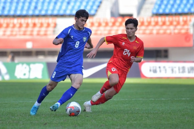 Tiền vệ Việt Nam Nguyễn Thái Quốc Cường (áo đỏ) thi đấu trong trận thua Uzbekistan 0-1 ở giải giao hữu U22 Panda Cup 2025, trên sân Song Lưu, Thành Đô, tỉnh Tứ Xuyên, Trung Quốc ngày 15/11/2025. Ảnh: UFA