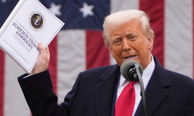 Tổng thống Donald Trump phát biểu trong sự kiện công bố chính sách thuế quan Nhà Trắng, ngày 2/4. Ảnh: AP