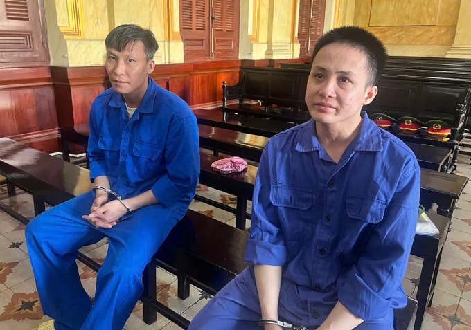 Trần Văn Cường (phải) và Nguyễn Văn Tân tại tòa hôm nay. Ảnh: Bình Nguyên