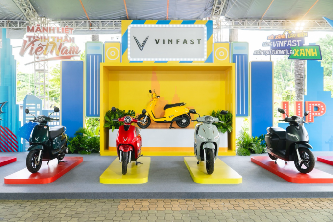 Các dòng xe máy điện VinFast tại một sự kiện.