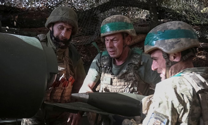 Binh sĩ Ukraine chuẩn bị đạn pháo trên mặt trận Pokrovsk, tỉnh Donetsk ngày 16/10. Ảnh: Reuters