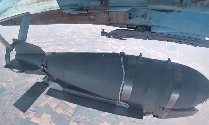 Tiêm kích Su-34 thả bom lượn trong ảnh công bố tháng 10/2024. Ảnh: BQP Nga