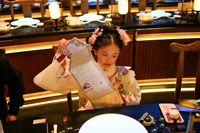 Một bé gái mặc quần áo, trang điểm kiểu người xưa, trong nhà hàng theo chủ đề cổ đại ở Bắc Kinh ngày 5/11. Ảnh: AFP