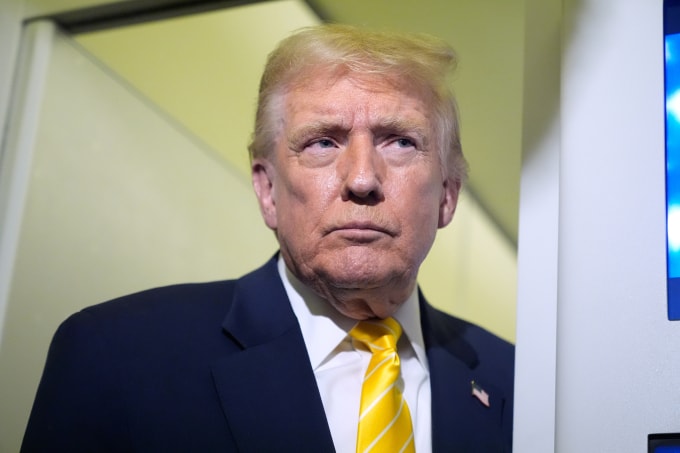 Tổng thống Mỹ Donald Trump nói với các phóng viên trên Không lực Một ngày 14/11. Ảnh: AP