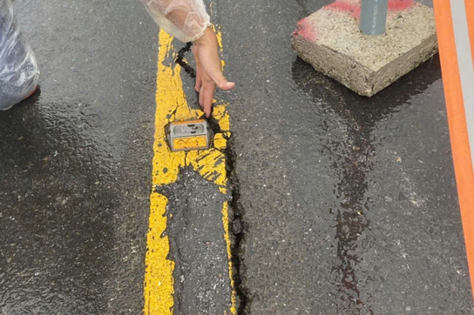 Đoạn nứt trên cao tốc ngày 27/10. Ảnh: Hoàng Sơn