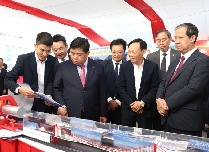 Phó thủ tướng Nguyễn Chí Dũng (hàng đầu, thứ hai từ trái sang) và Bộ trưởng Nguyễn Kim Sơn (bìa phải) tham quan triển lãm ở trường Đại học Giao thông vận tải. Ảnh: UTCUTC