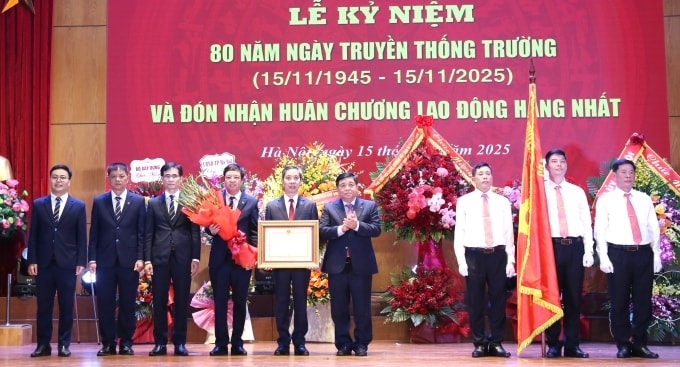 Trường Đại học Giao thông vận tải nhạn Huân chương Lao động hạng nhất, ngày 15/11. Ảnh: UTC