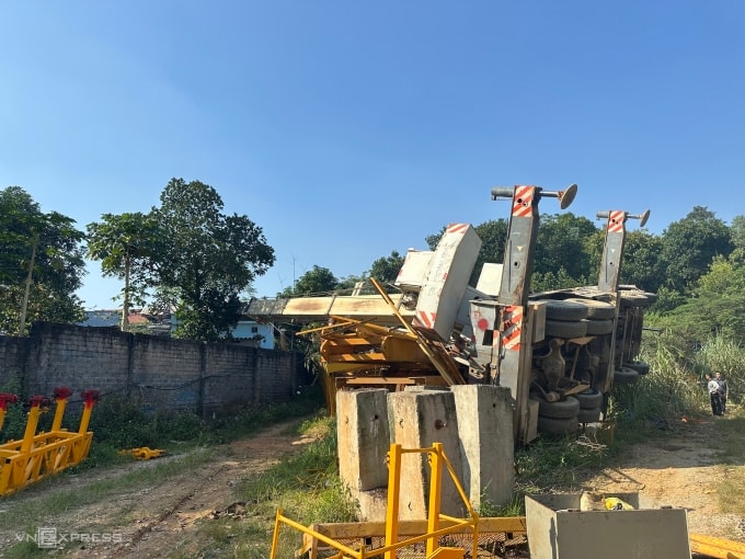 Cần cẩu đổ nghiêng vào nhà dân, trưa 15/11. Ảnh: Gia Chính
