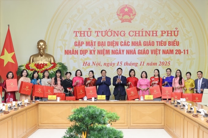 Thủ tướng Phạm Minh Chính, Phó Thủ tướng Lê Thành Long và các thầy, cô giáo tại buổi gặp mặt. Ảnh: VGP