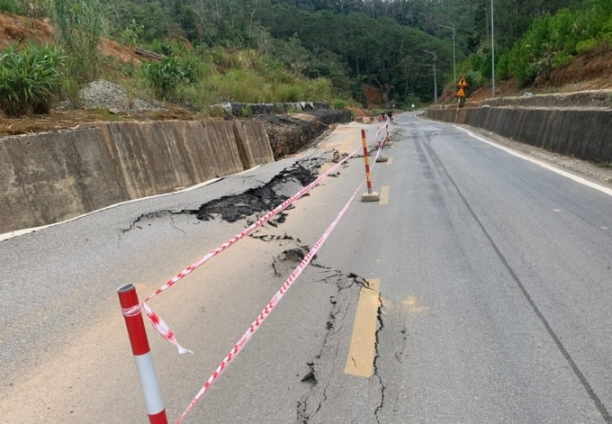 Quốc lộ 24 bị nứt, phần gần taluy dương võng lên. Ảnh: Trường Nhân