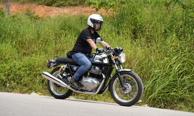 Một mẫu Royal Enfield lăn bánh tại Việt Nam. Ảnh: Đức Hùng
